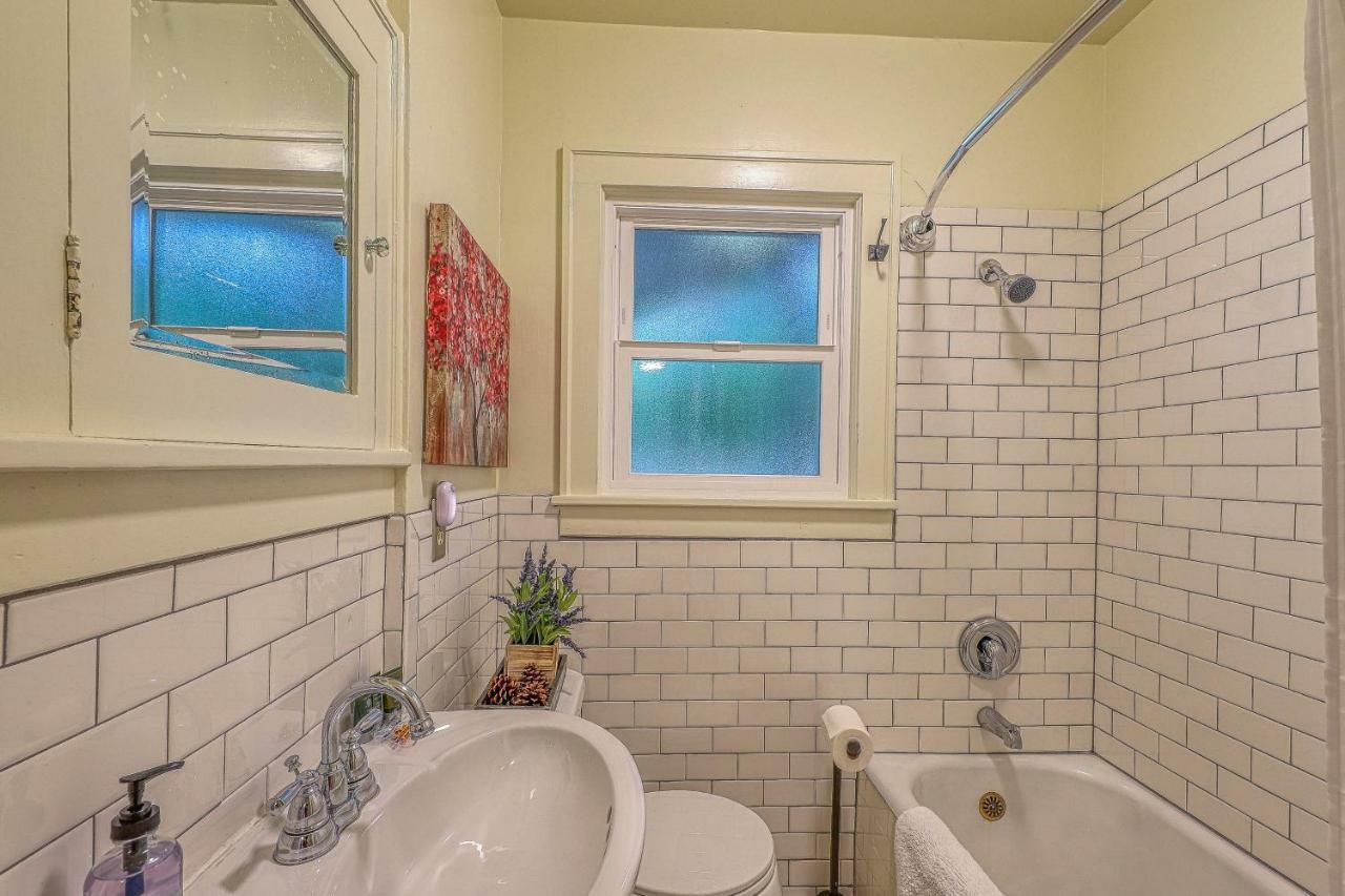 Lakefront Craftsman Holiday home