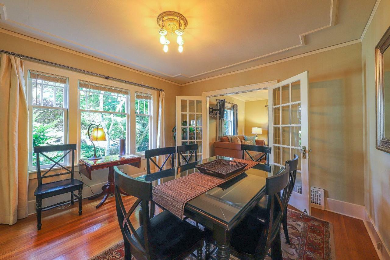 Lakefront Craftsman Holiday home *